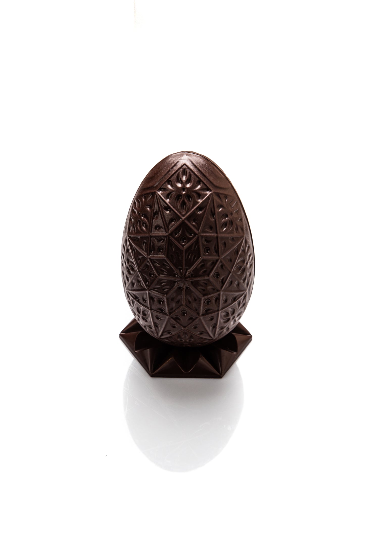 Oeuf mandala chocolat noir garni - 15cm (Tarif écoles)